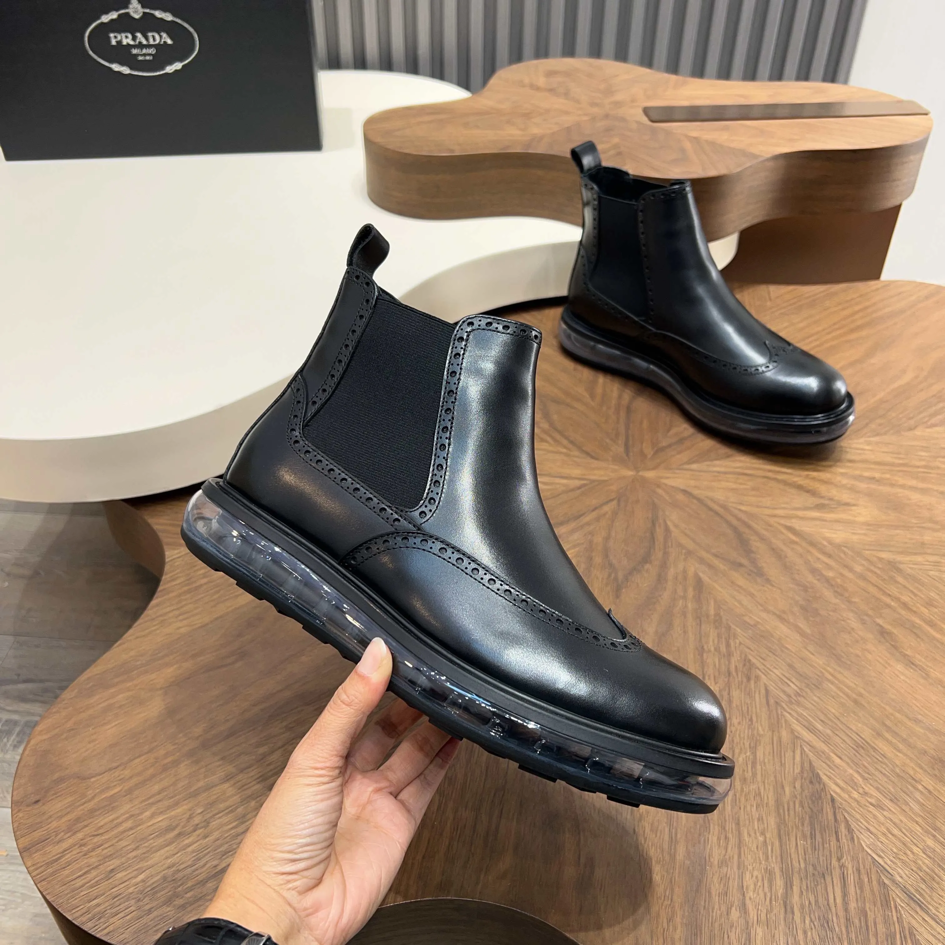 Men's shoes 💰 1000 Prada/Prada Italian show version Pure original men's high-top slip-on air cushion shoes Original super flexible air cushion outsole Silver label PRADA letter logo decoration on the heel Rubber bottom layer High comfort Excellent anti-slip performance Imported waxed cowhide Leather is smooth Leather holes are fine and even Super good texture Slip-on design Geometric carving decoration Novel and unique Full calf leather lining Standard gold-labeled feet. Fine workmanship. Ignore market currency. Support comparison inspection. Size: 38-39-40-41-42-43-44. Standard leather shoe size 45. Order